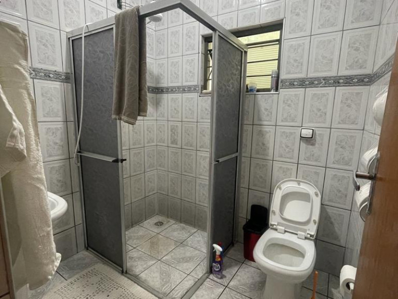 Vende uma casa com dois dormitórios e um banheiro