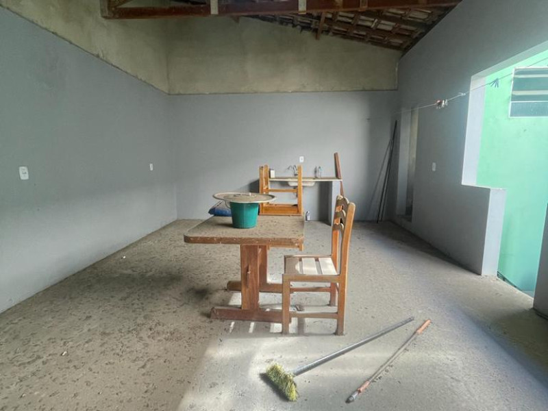 Vende uma casa com dois dormitórios e um banheiro