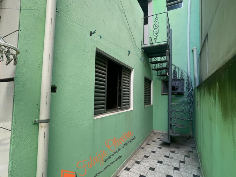 Vende uma casa com dois dormitórios e um banheiro