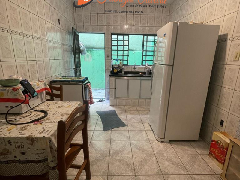 Vende uma casa com dois dormitórios e um banheiro