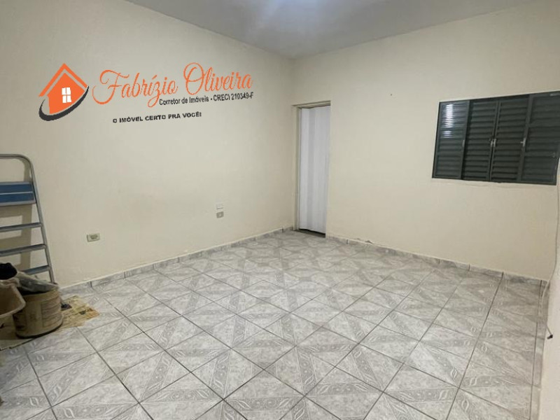 Vende uma casa com dois dormitórios e um banheiro