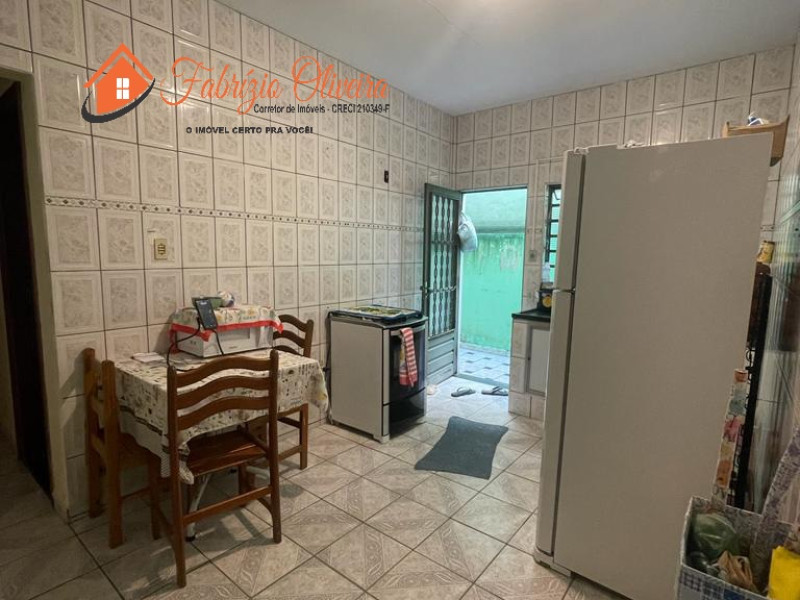 Vende uma casa com dois dormitórios e um banheiro