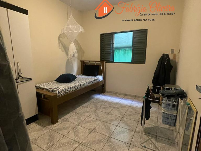 Vende uma casa com dois dormitórios e um banheiro