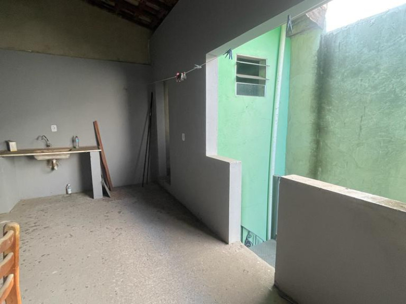 Vende uma casa com dois dormitórios e um banheiro