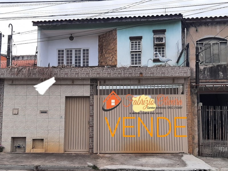 Vende um sobrado com três dormitórios e dois banheiros sendo um suíte