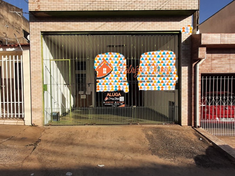 Aluga um salão comercial de 125M² com um banheiro