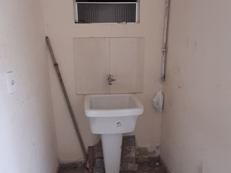 Vende um sobrado com duas casas e um salão comercial nos fundos  ( Alugada)