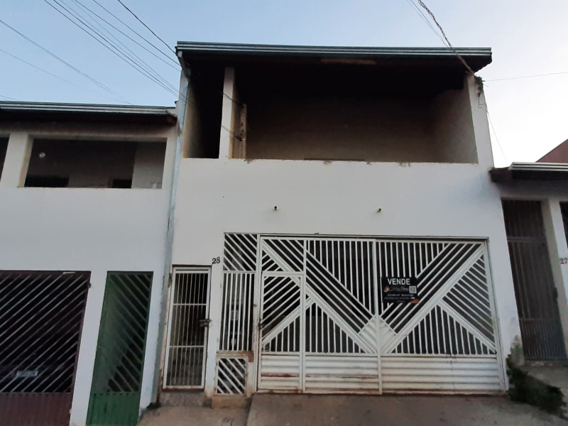 Vende um sobrado com duas casas e um salão comercial nos fundos  ( Alugada)