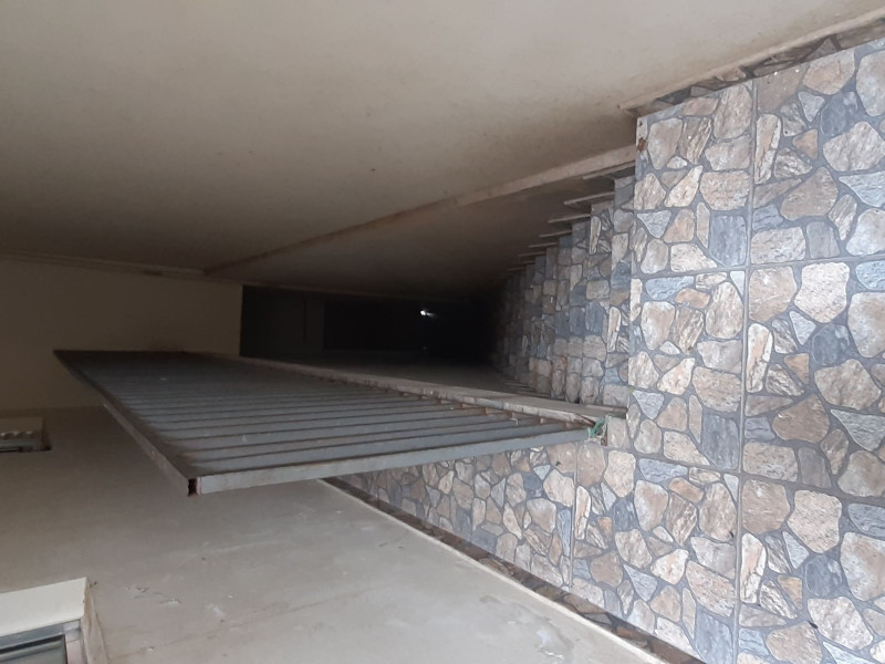 Vende um sobrado com duas casas e um salão comercial nos fundos  ( Alugada)