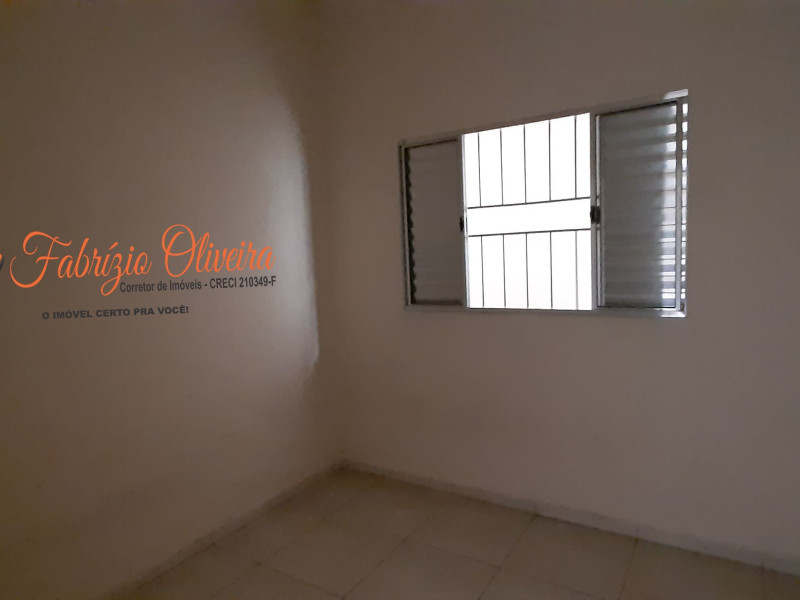 Vende um sobrado com duas casas e um salão comercial nos fundos  ( Alugada)