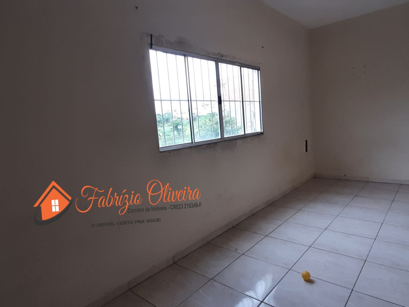 Vende um sobrado com duas casas e um salão comercial nos fundos  ( Alugada)