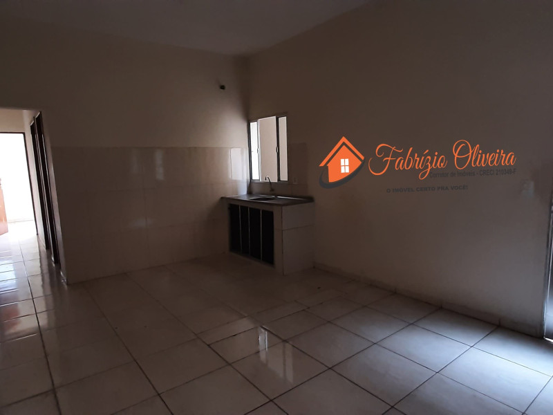 Vende um sobrado com duas casas e um salão comercial nos fundos  ( Alugada)