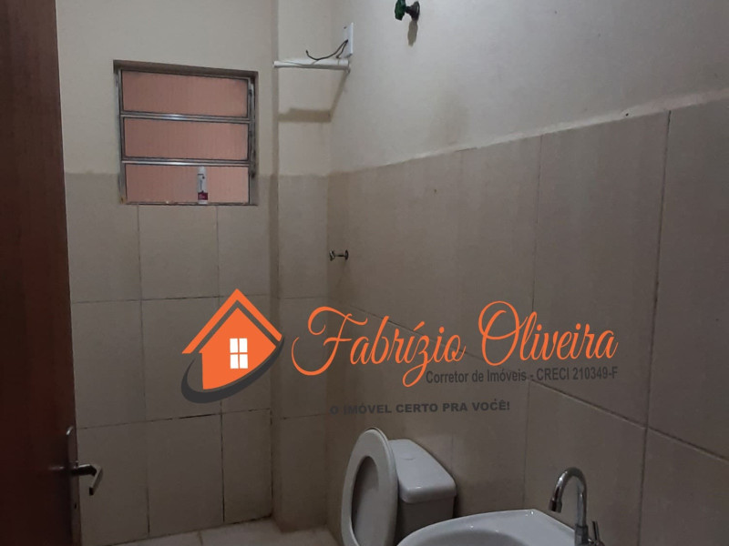 Vende um sobrado com duas casas e um salão comercial nos fundos  ( Alugada)