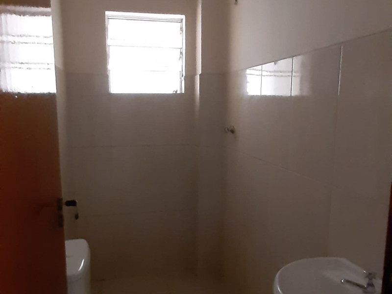 Vende um sobrado com duas casas e um salão comercial nos fundos  ( Alugada)