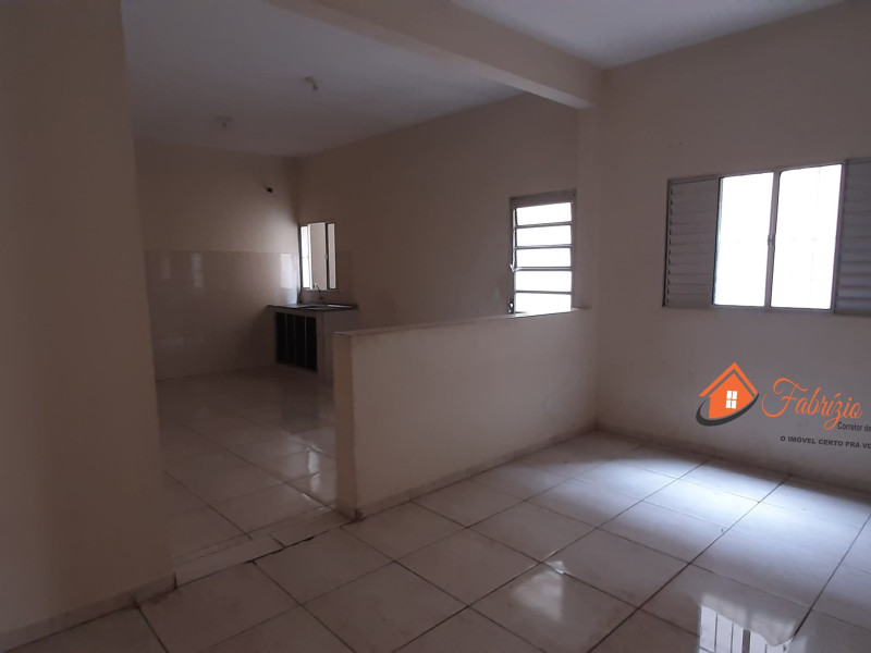 Vende um sobrado com duas casas e um salão comercial nos fundos  ( Alugada)