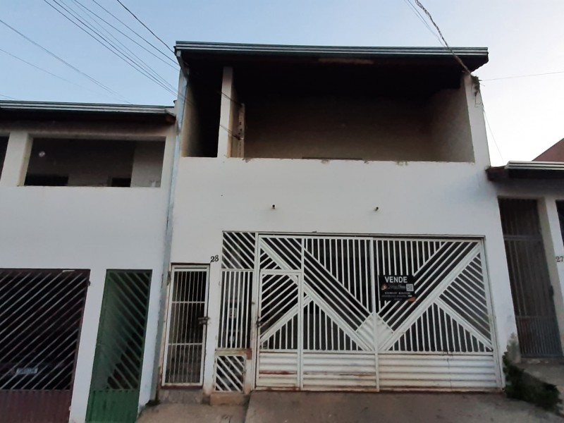 Vende um sobrado com duas casas e um salão comercial nos fundos