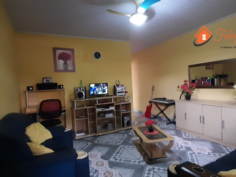 Vende uma casa com três dormitórios um banheiro