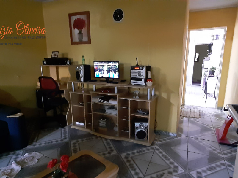 Vende uma casa com três dormitórios um banheiro