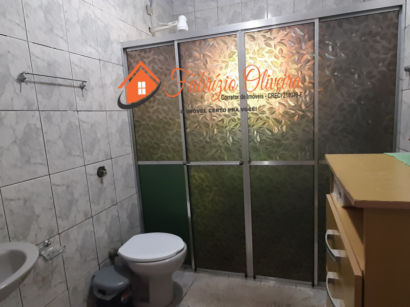 Vende uma casa com três dormitórios um banheiro