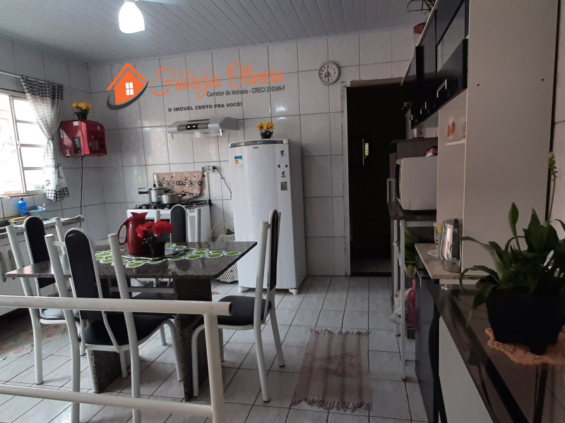 Vende uma casa com três dormitórios um banheiro