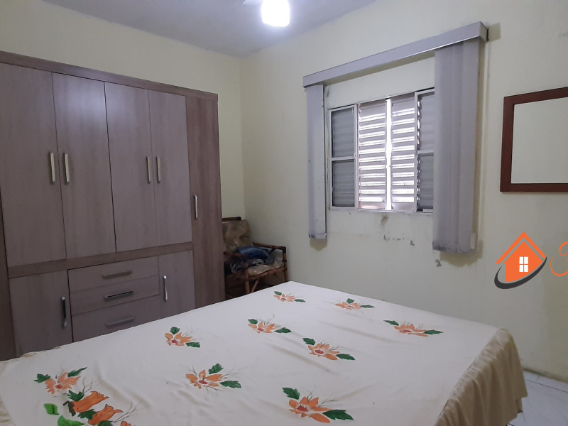 Vende uma casa com três dormitórios um banheiro