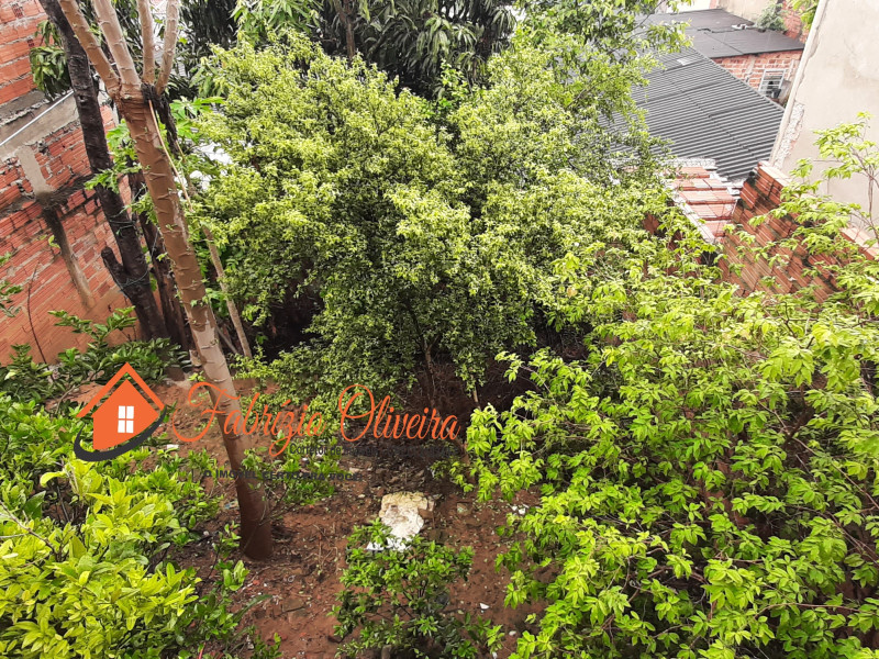 Vende uma casa com três dormitórios um banheiro