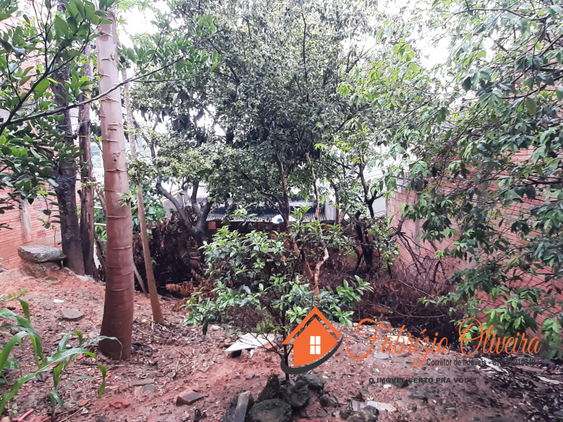 Vende uma casa com três dormitórios um banheiro