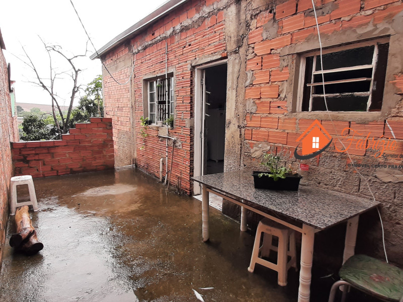 Vende uma casa com três dormitórios um banheiro