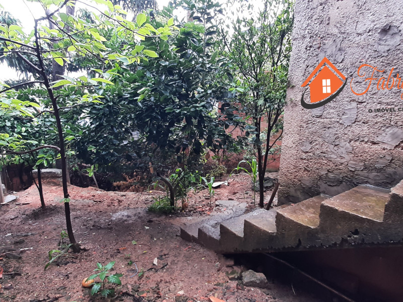 Vende uma casa com três dormitórios um banheiro