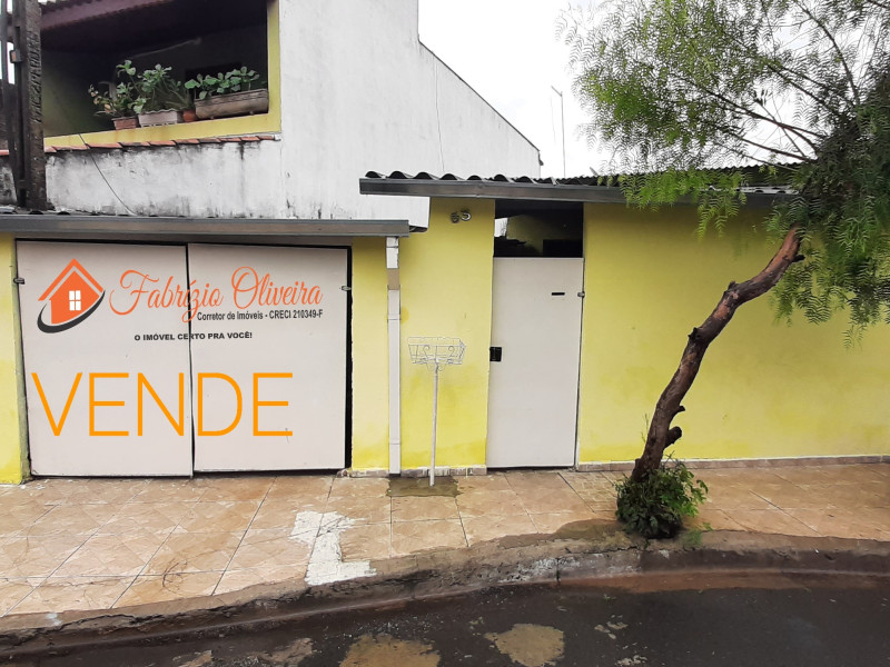 Vende uma casa com três dormitórios um banheiro