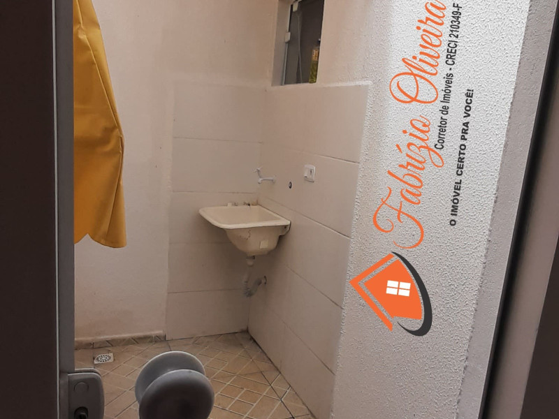 Aluga casa térrea de um dormitório com um banheiro