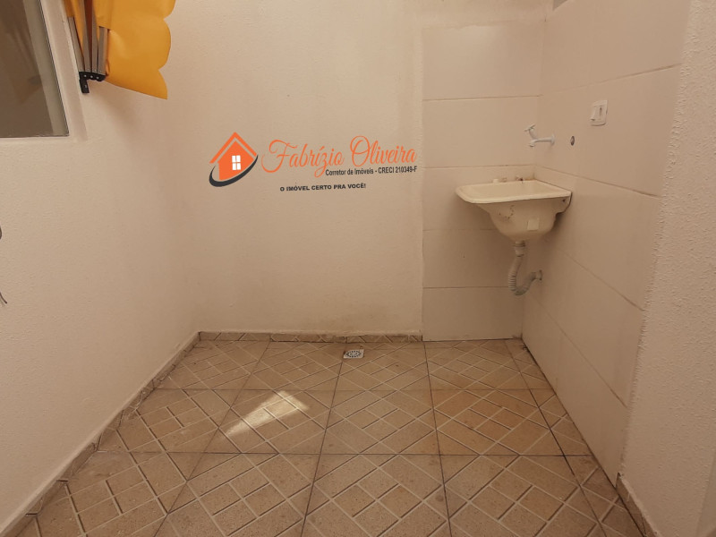 Aluga casa térrea de um dormitório com um banheiro