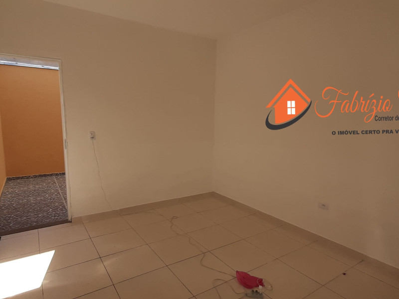 Aluga casa térrea de um dormitório com um banheiro